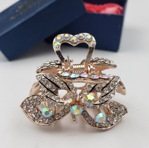 [New] Beautiful brooch